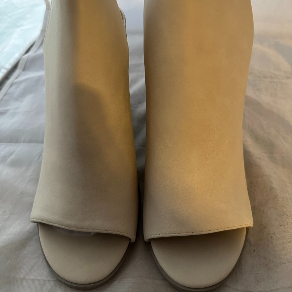 DV by Dolce Vita  Barkar Peep Toe Sandal, Ivory  Women Size 7.5, 11   NIB - Picture 2 of 7